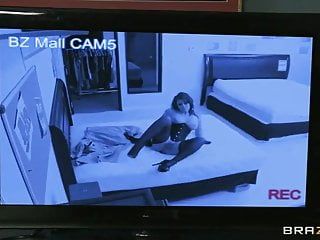 Sarah Blake en sous-vêtements baisée par un flic du centre commercial