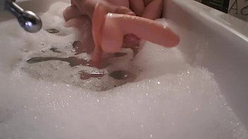 BBW britannique se masturbe avec un outil de sexe daspiration dans la salle de bain