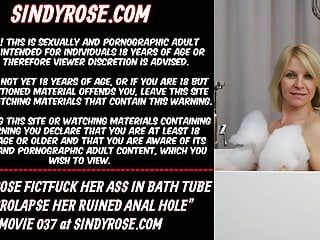 Sindy rose fistfuck sua bunda em tubo de banho e prolapso