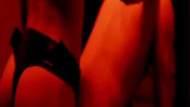Strap-on femdom sex dans un épisode grand public