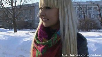Une jolie playgirl russe séduite, percée et acquiert une fontaine de sperme dans le trou du visage