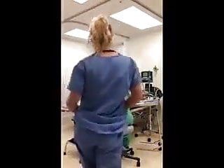 Enfermeira gostosa tendo prazer no trabalho