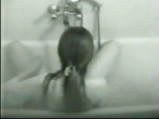 Espionnage ma copine frottant le manchon dans le tube de bains